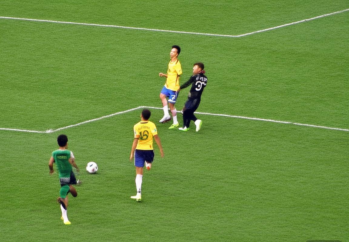 巴西双星中场对决：保利尼奥与孔卡巅峰对决